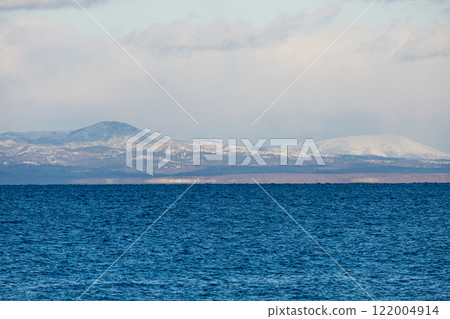 Winter scenery of Kunashiri Island seen from Hokkaido's Notsuke Peninsula 122004914