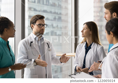 Doctor explains procedure, presenting new treatment plan to colleagues 122005014