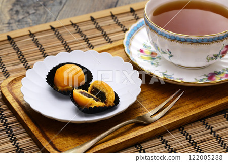 Indonesian traditional dessert nastaar (pineapple tart) and tea. 122005288