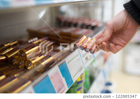 選擇乾電池的女人的手 122005347