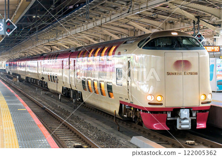 Sunrise Express stopping at Tokyo Station Sunrise Express stopping at Tokyo Station 122005362