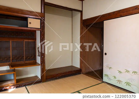 Japanese-style room, Japanese house with tatami mats, empty room before moving Japanese-style room, Japanese house with tatami mats, empty room before moving 122005370