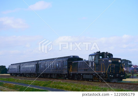 The 50 series passenger cars run on the Kyudai Line as the "Rapid Yufuin" 122006179