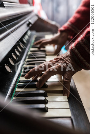 Elderly man playing the piano 122006501