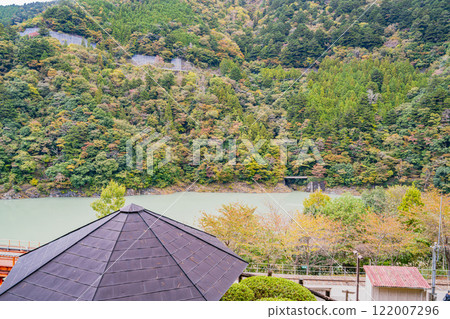 靜岡縣川根本町奧大井彩虹橋的紅葉染紅的奧大井彩虹橋 122007296