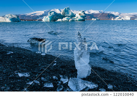 Jokulsarlon glacial lake with loose segments of glacier on the island of Iceland 122010840