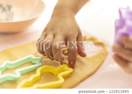 孩子正在剪餅乾模具（女孩，4歲，日本，不露面） 122011043