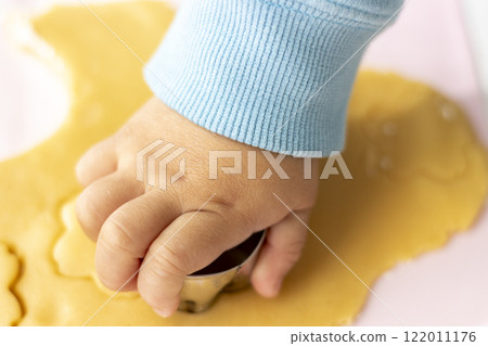 孩子正在剪餅乾模具（男孩，2歲，日本人，不露面） 122011176
