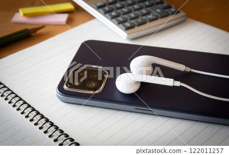 Smartphone and earphone online learning 122011257