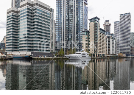 Modern Architecture Reflected in Water, Canary Wharf, London 122011720