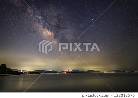 Spring starry scenery in Setouchi: Scorpio and the Milky Way in the beautiful sky over the many islands Spring starry scenery in Setouchi: Scorpio and the Milky Way in the beautiful sky over the many islands 122012576