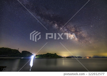 Spring starry scenery in Setouchi: Scorpio and the Milky Way in the beautiful sky over the many islands Spring starry scenery in Setouchi: Scorpio and the Milky Way in the beautiful sky over the many islands 122012577