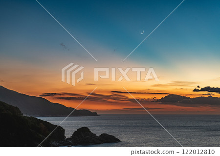 Evening view of Yakushima, the island where the gods reside, in the Offshore Alps (Autumn) 122012810