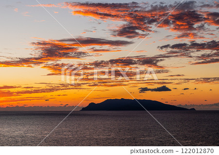 從近海阿爾卑斯山的屋久島眺望日落和口永良部島(秋季) 從近海阿爾卑斯山的屋久島眺望日落和口永良部島(秋季) 122012870
