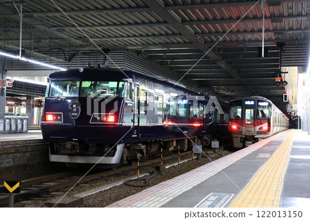 [JR西日本]117系列「WEST EXPRESS Galaxy」與227系列（山陽線/神部線：廣島站） 122013150