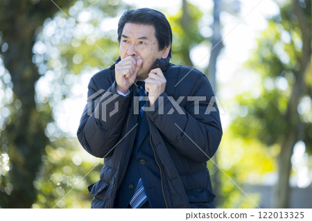 公園裡穿西裝的老人 122013325