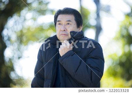 Senior man in a suit in the park 122013328