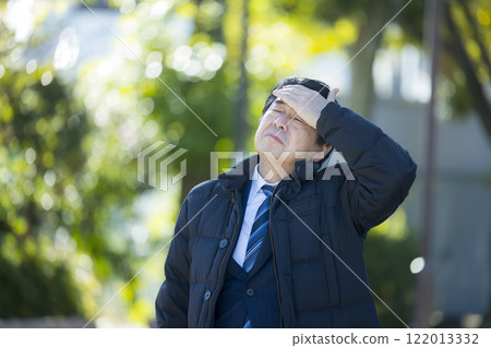 Senior man in a suit in the park 122013332