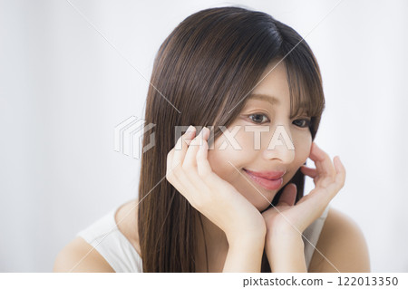 一位年輕女子照鏡子，擔心自己的皮膚 122013350