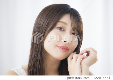 一位年輕女子照鏡子，擔心自己的皮膚 122013351