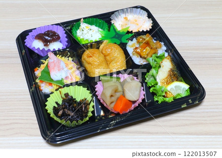 Japanese bento (sushi makunouchi bento) 122013507