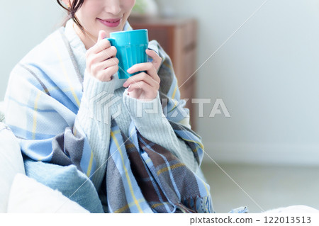 女人喝熱飲溫暖身體 女人喝熱飲溫暖身體 122013513