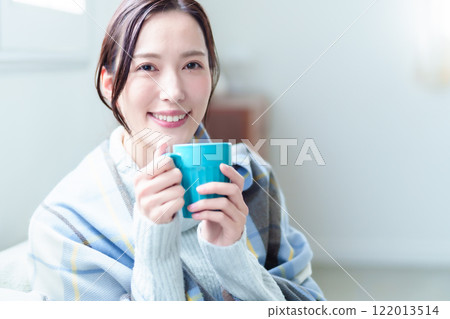 女人喝熱飲溫暖身體 122013514