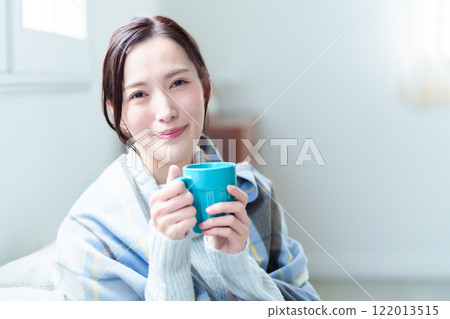 女人喝熱飲溫暖身體 女人喝熱飲溫暖身體 122013515