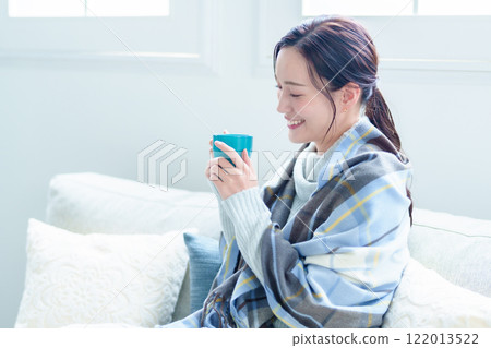 女人喝熱飲溫暖身體 122013522