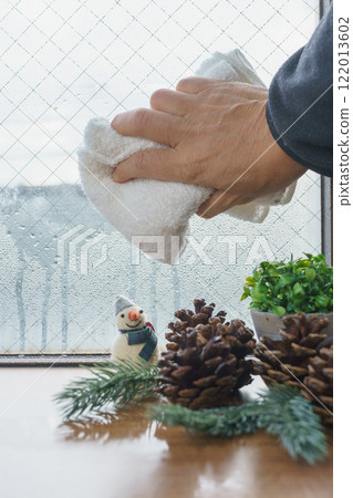 冬季窗口圖像上的冷凝水 122013602