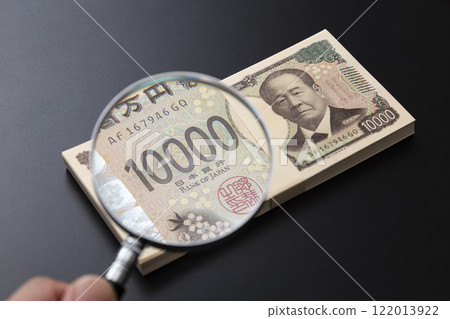 Magnifying glass and 1 million yen on a black background 122013922