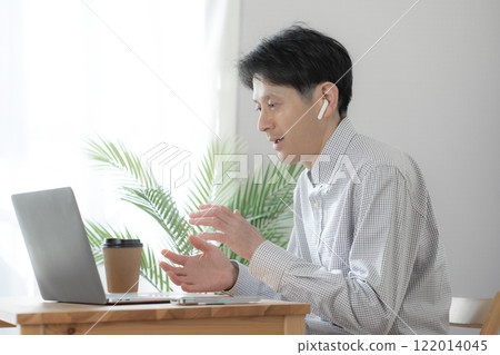 Middle-aged male operator having online conversation, online meeting, remote meeting, telework Middle-aged male operator having online conversation, online meeting, remote meeting, telework 122014045
