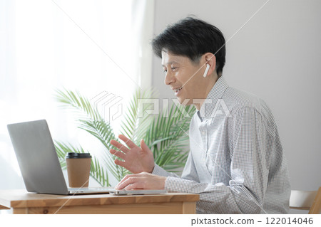 中年男子線上交談接線員線上會議遠距會議遠距辦公 中年男子線上交談接線員線上會議遠距會議遠距辦公 122014046