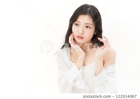Beauty image: A young woman wearing a camisole and a white shirt 122014067