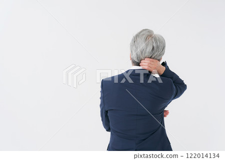 Senior man in a suit holding his head 122014134