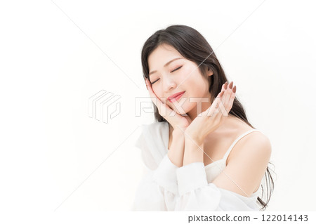 Beauty image: A young woman wearing a camisole and a white shirt 122014143