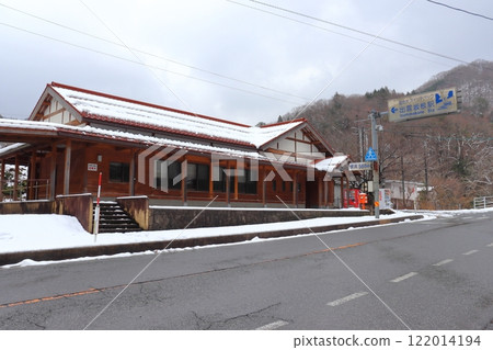 Snow-covered Kishi Line and Enmeisui Station (Izumo Sakane Station) 122014194