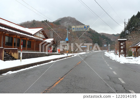 Snow-covered Kishi Line and Enmeisui Station (Izumo Sakane Station) 122014195