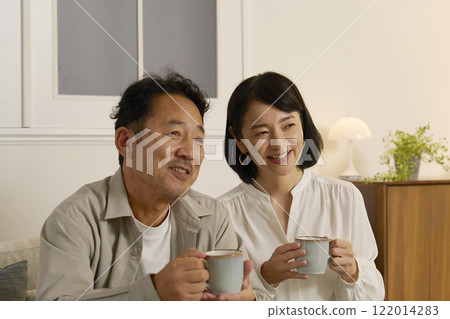 晚上在客廳看電視的成熟夫婦 122014283