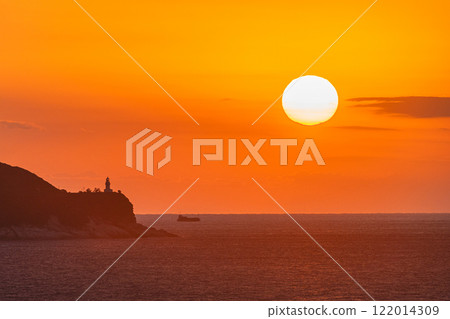 Sunset and Yakushima Lighthouse, Yakushima, the island where the gods reside (winter) Sunset and Yakushima Lighthouse, Yakushima, the island where the gods reside (winter) 122014309