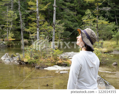 Women who relax in nature Women who relax in nature 122014355