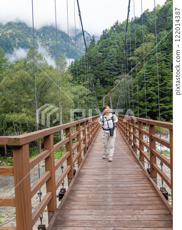 Women who relax in nature 122014387