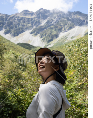 Women who relax in nature Women who relax in nature 122014403