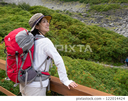 Women who relax in nature 122014424