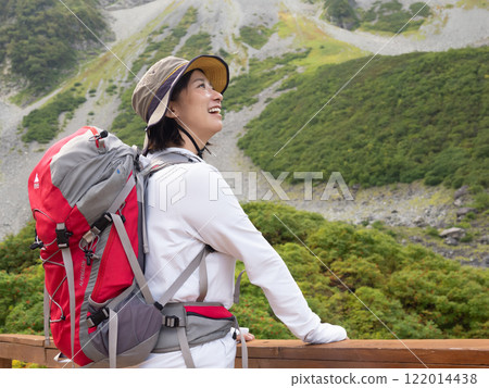 A woman enjoying trekking 122014438