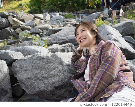 一個女人享受徒步旅行 一個女人享受徒步旅行 122014449