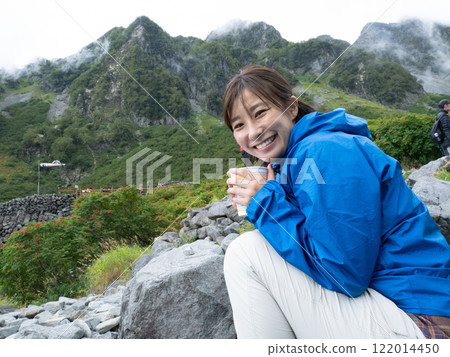 一個女人享受徒步旅行 122014450
