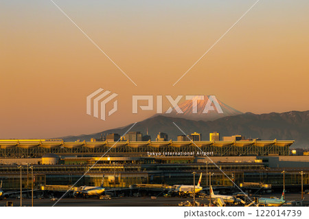Haneda Airport and Mt. Fuji on New Year's Day Haneda Airport and Mt. Fuji on New Year's Day 122014739