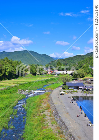 利根郡川場村薄根川沿岸的交流橋上眺望的田園風光 122015140