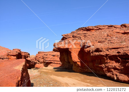 Canyons formed by erosion and wind erosion 122015272